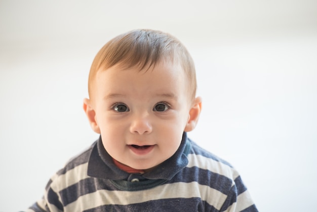 Portrait de bébé mignon