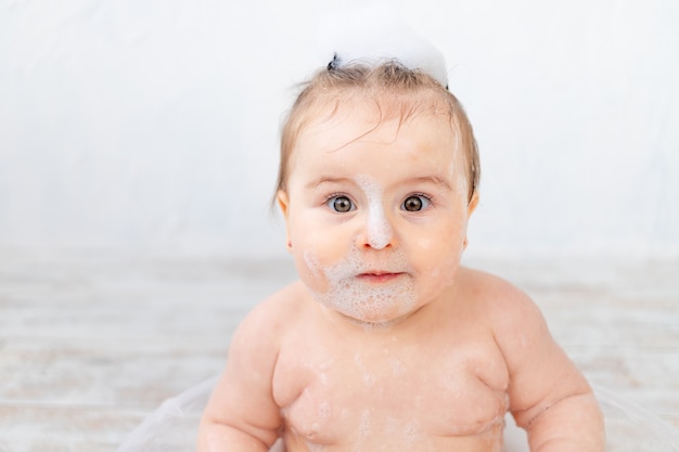 Portrait d'un bébé en mousse, bain et hygiène du bébé