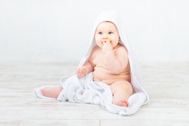 Portrait d'un bébé en mousse, bain et hygiène du bébé