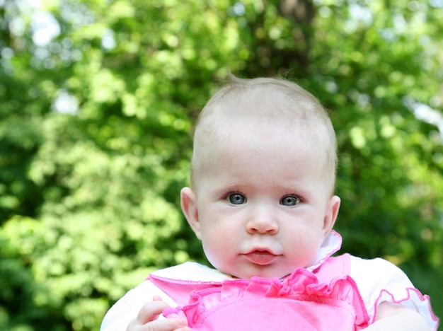 Portrait de bébé en plein air