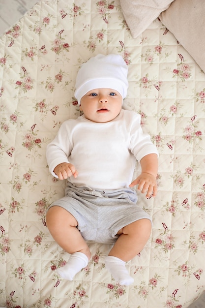 Portrait d&#39;un bébé rampant sur le lit dans sa chambre