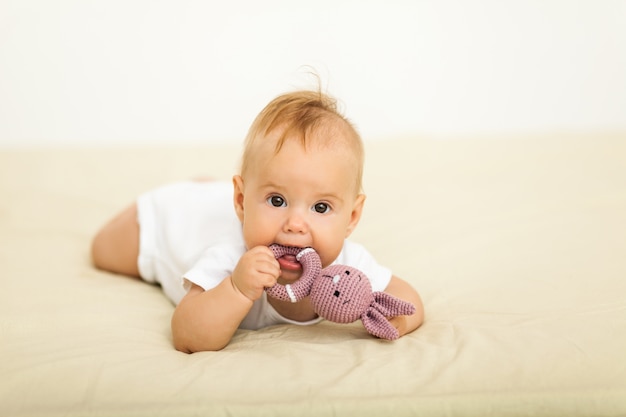 Portrait de bébé sourire heureux se détendre sur le lit