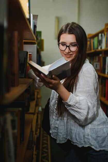 Portrait d&#39;un bel étudiant dans une bibliothèque