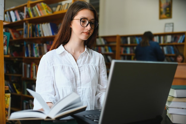 Portrait d&#39;un bel étudiant dans une bibliothèque