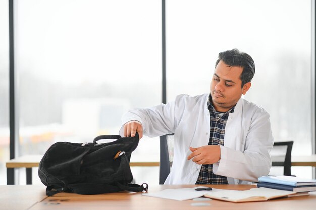 Portrait d'un bel étudiant indien en médecine Le concept de l'enseignement supérieur