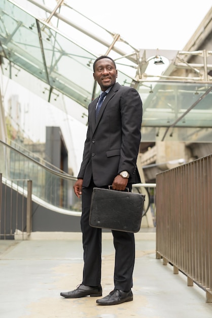 Portrait d'un bel homme d'affaires africain à l'extérieur de la ville