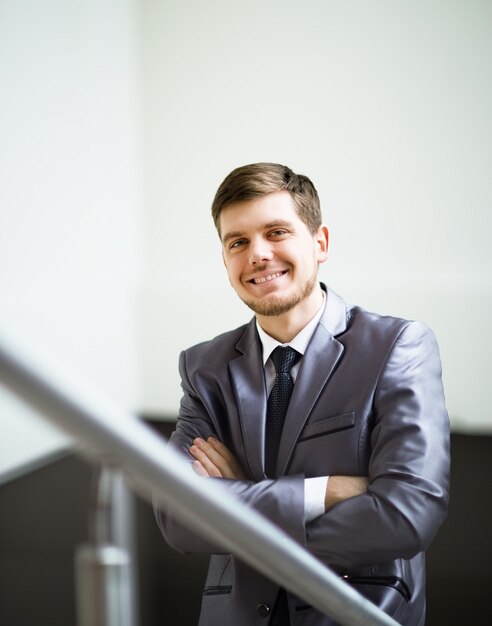 Portrait d'un bel homme d'affaires au bureau