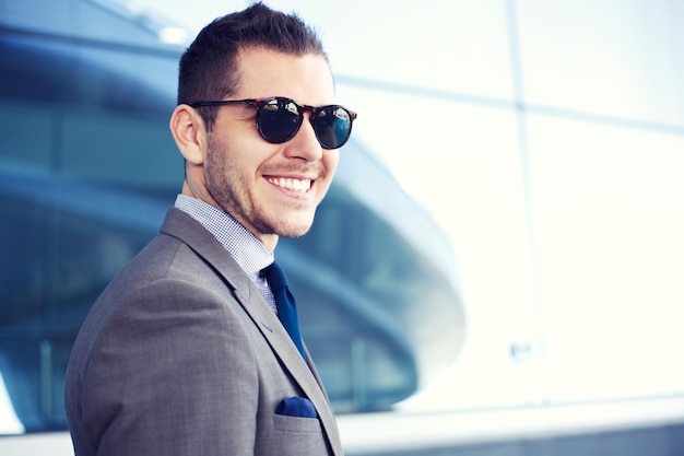 Portrait d'un bel homme d'affaires dans un environnement urbain