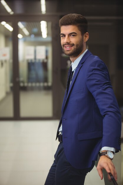 Portrait de bel homme d'affaires debout