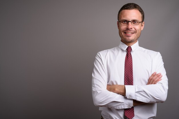 Portrait de bel homme d'affaires sur fond gris