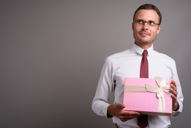 Portrait de bel homme d'affaires sur fond gris