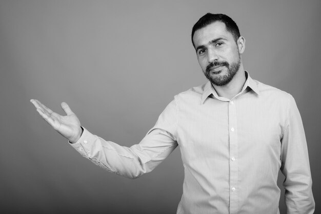 Portrait de bel homme d'affaires persan barbu sur gris en noir et blanc