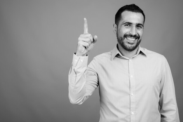 Portrait de bel homme d'affaires persan barbu sur gris en noir et blanc