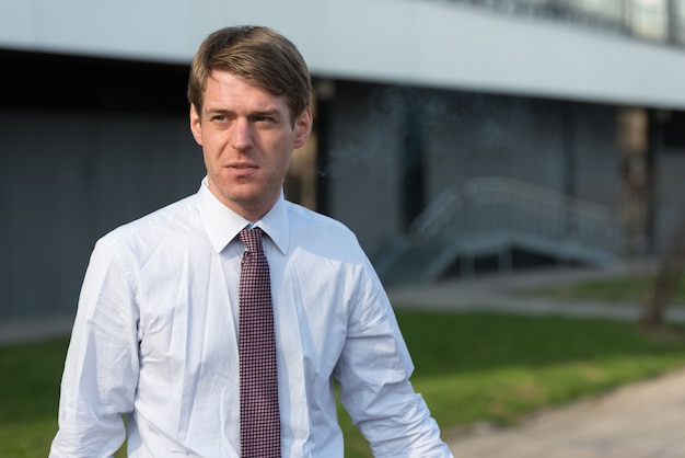 Portrait de bel homme d'affaires scandinave aux cheveux blonds à l'extérieur