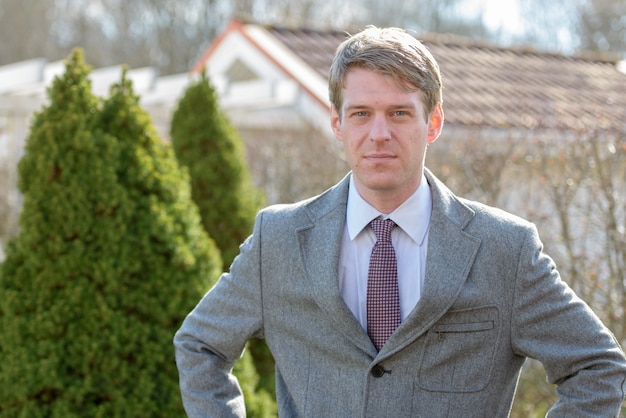 Portrait de bel homme d'affaires scandinave aux cheveux blonds à l'extérieur