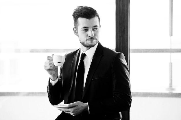 Portrait d'un bel homme d'affaires yang au bureau.