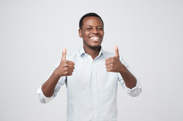 Portrait bel homme afro-américain donnant le double pouce vers le haut