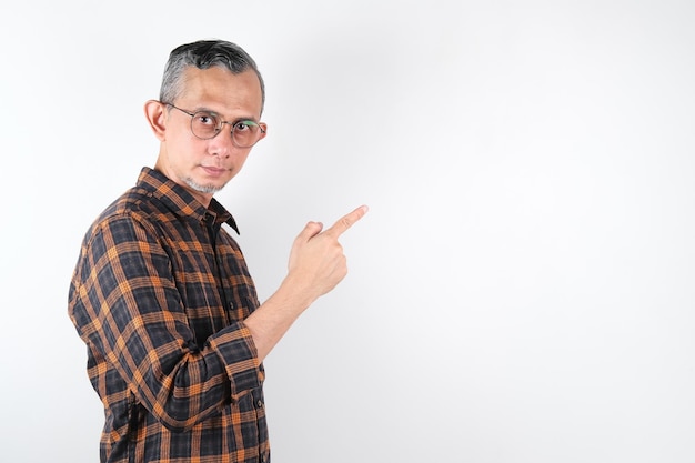 Portrait d'un bel homme asiatique avec un signe de la main pointant