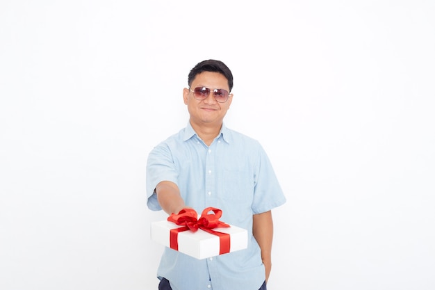 Portrait de bel homme asiatique tenant une boîte-cadeau