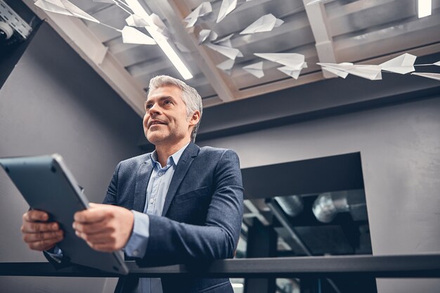 Portrait d'un bel homme en attente d'une rencontre avec le fondateur de l'entreprise