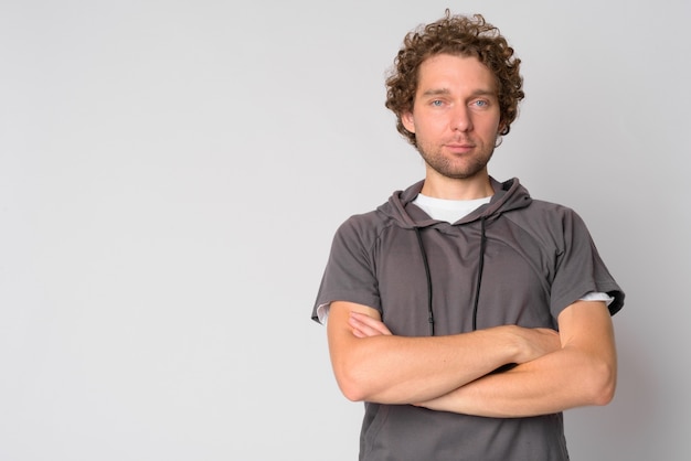 Portrait de bel homme aux cheveux bouclés sur blanc