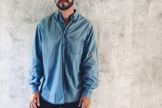 Portrait de bel homme barbu avec chemise bleue