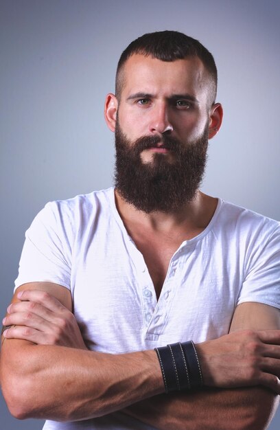 Photo portrait de bel homme barbu isolé sur fond gris