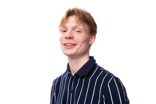 Portrait d'un bel homme blond européen souriant dans un polo bleu