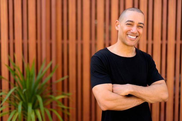 Portrait de bel homme chauve dans la rue