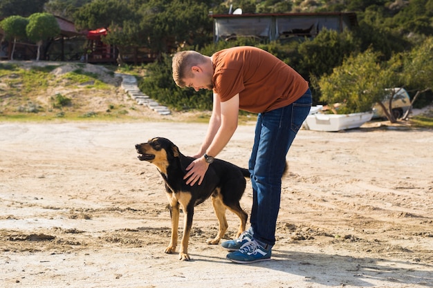 Portrait d'un bel homme et chien dans le parc