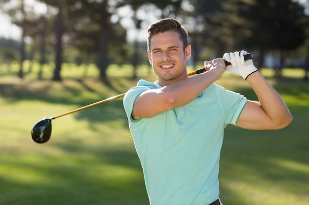 Portrait de bel homme avec club de golf