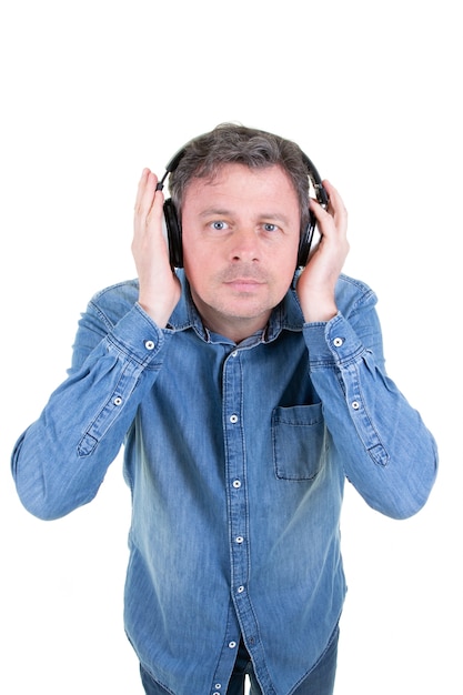 Portrait d'un bel homme cool, écouter de la musique avec des écouteurs sur blanc