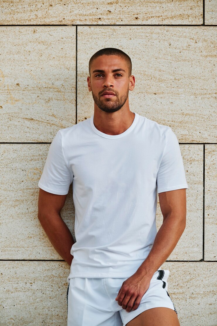 Photo portrait d'un bel homme dans la ville