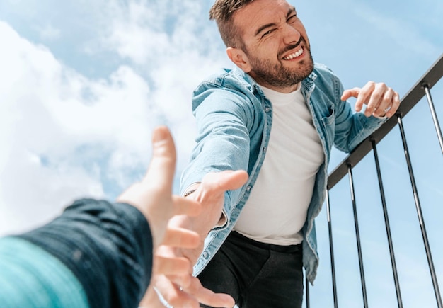 Portrait d'un bel homme hipster dans une veste en jean dans une grande ville dans la rue un concept de style de vie