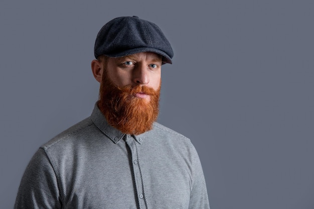 Portrait d'un bel homme irlandais Homme barbu au visage sérieux Homme mal rasé avec barbe et moustache