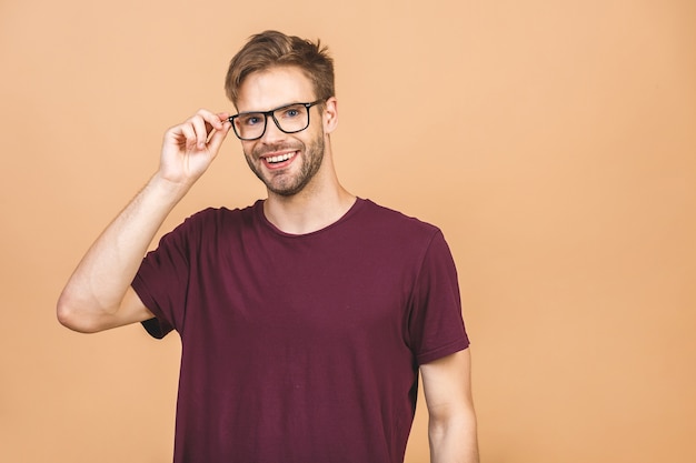 Portrait d'un bel homme à lunettes isolé