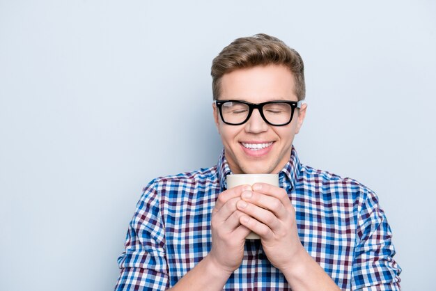 Portrait de bel homme avec des lunettes et une tasse