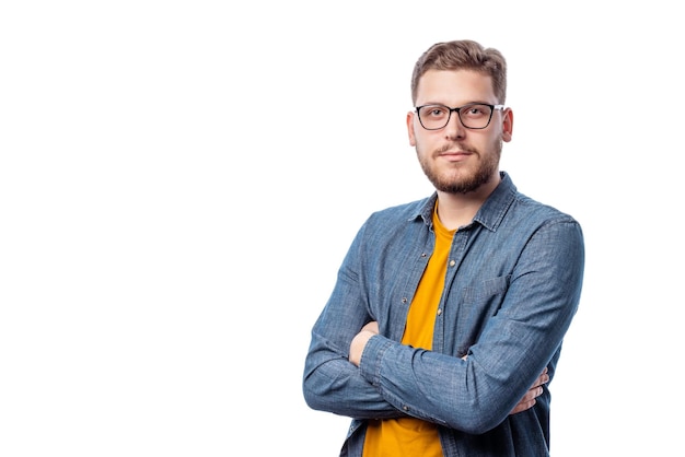 Portrait d'un bel homme à lunettes