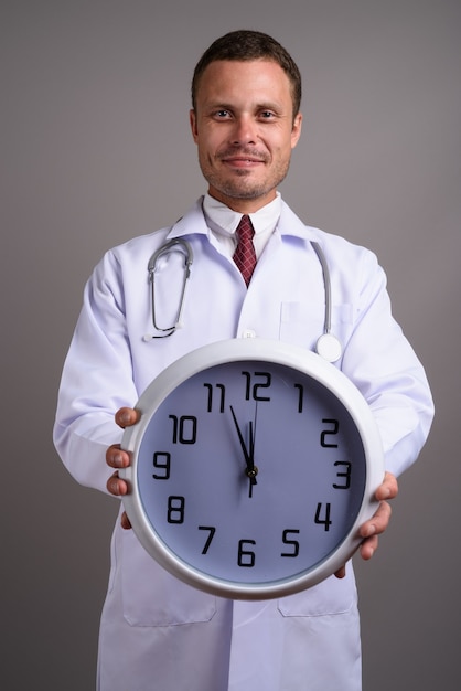 Portrait de bel homme médecin sur fond gris