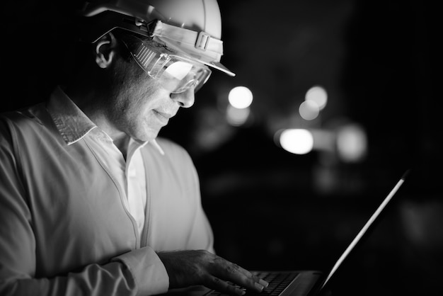 Portrait de bel homme persan ouvrier du bâtiment sur le chantier en noir et blanc