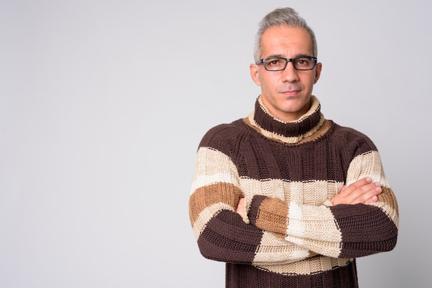 Portrait de bel homme persan portant des lunettes avec les bras croisés prêt pour l'hiver