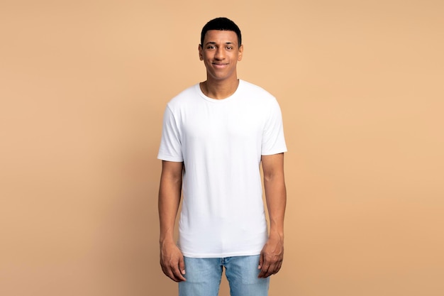 Portrait d'un bel homme portant une chemise de style décontracté posant avec une expression faciale positive