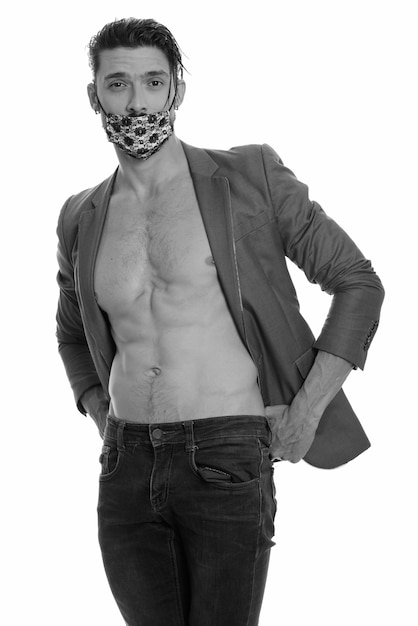 Portrait de bel homme portant un masque pour se protéger de l'infection covid-19 tourné en noir et blanc