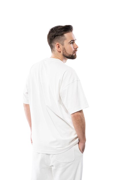 Portrait d'un bel homme portant un t-shirt blanc isolé sur fond blanc