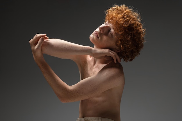 Portrait de bel homme rousse isolé sur studio gris