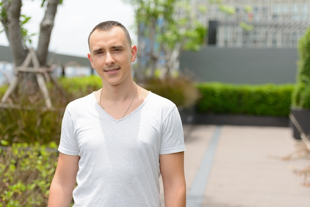 Portrait de bel homme se détendre dans le parc en plein air