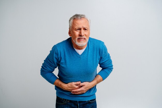 Portrait de bel homme senior tourné en studio.