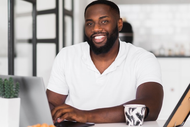 Photo portrait de bel homme souriant