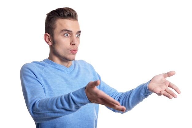 Portrait de bel homme surpris posant isolé sur fond blanc