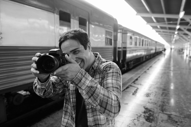 Portrait de bel homme touriste persan passer des vacances et explorer la ville de Bangkok en noir et blanc